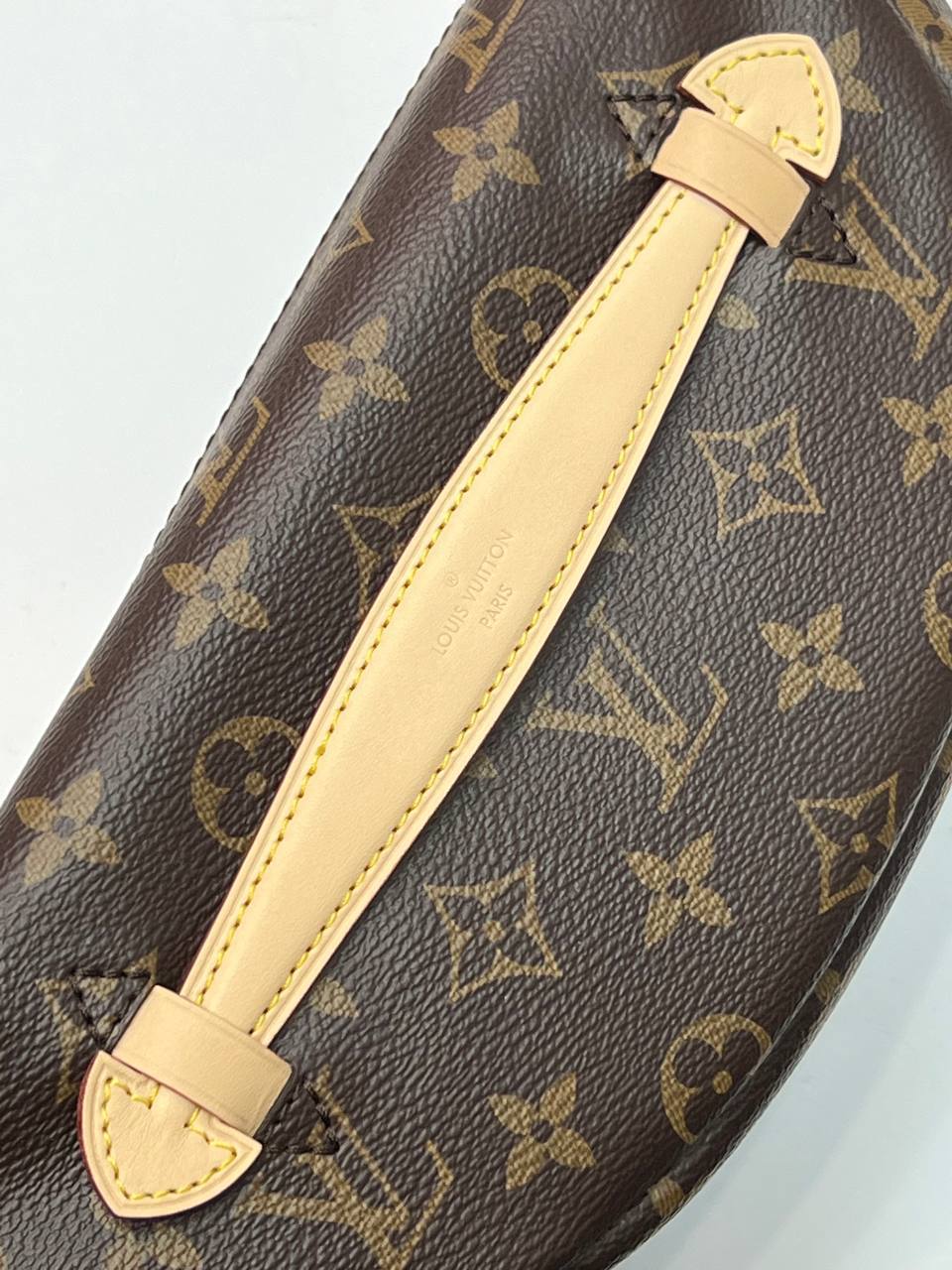 Сумка Louis Vuitton Bumbag из классической канвы Monogram с кожаной нашивкой